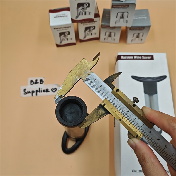Bộ Hút Chân Không Vang Kèm 2 Nút 4