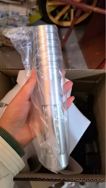 Đèn LED Champagne : Thân Màu Bạc - Ánh Sáng Trắng Gồm 1 Đèn Và 1 Sạc 3