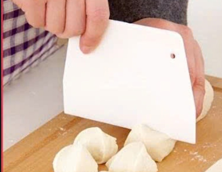 Dụng Cụ Làm Bánh (Miếng Cắt Bột Bằng Nhựa PP)