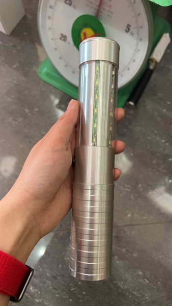 Đèn LED Champagne : Thân Màu Bạc - Ánh Sáng Trắng Gồm 1 Đèn Và 1 Sạc - ảnh 2